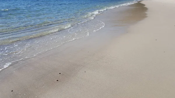 青い水と白い砂浜の海辺とビーチの景色 — ストック写真