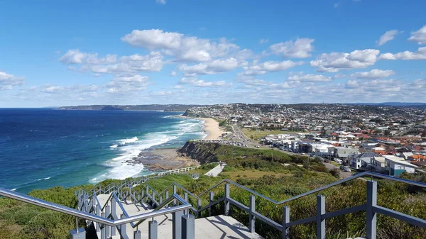 화창한 언덕에서 바다와 해변의 뉴캐슬 오스트레일리아 — 스톡 사진