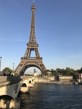 Gözlerimi Paris'te Eyfel Kulesi Manzaralı