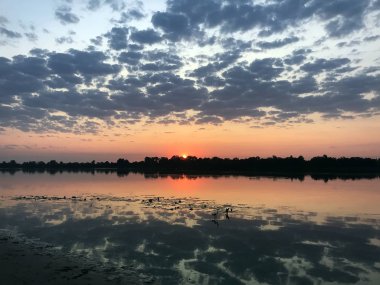 turuncu yaz gündoğumu Nehri üzerinde