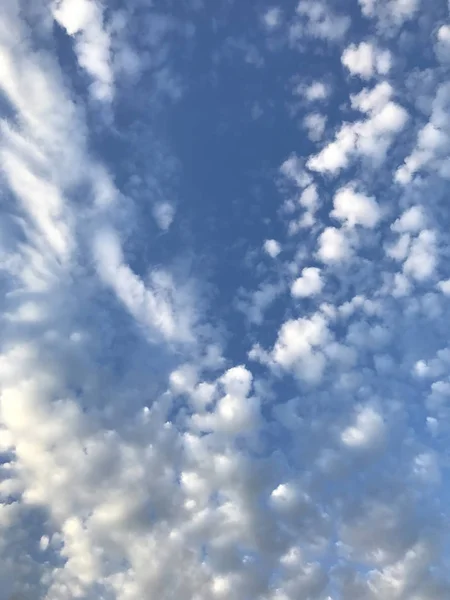 Modrá Obloha Nadýchanými Mraky Jaře — Stock fotografie