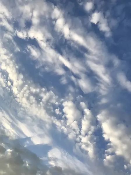 Cielo Azul Con Nubes Esponjosas Primavera — Foto de Stock
