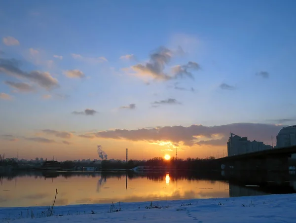 Kış Günbatımı Nehri Şehrin Üzerinde — Stok fotoğraf