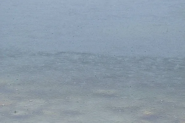 在湖中的清澈的水在雨中扎科帕内 — 图库照片