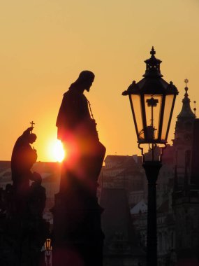 Prag 'daki Charles Köprüsü 'nde gün batımı