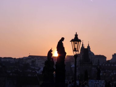 Prag 'daki Charles Köprüsü 'nde gün batımı