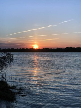 Nehirde şafak vakti