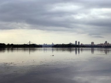 Yaz başlarında nehirde bulutlu sabah