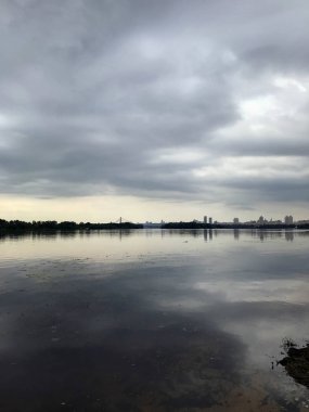 Yaz başlarında nehirde bulutlu sabah