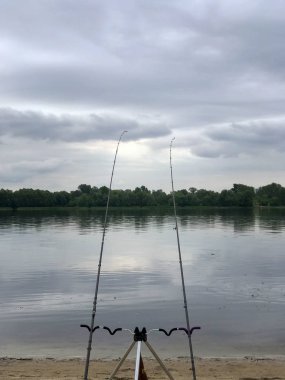 Yaz başlarında nehirde bulutlu sabah