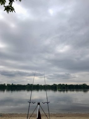 Yaz başlarında nehirde bulutlu sabah