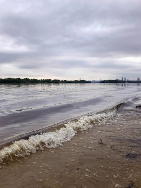 Yaz başlarında nehirde bulutlu sabah