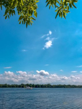 Yaz başlarında nehirde bulutlu sabah