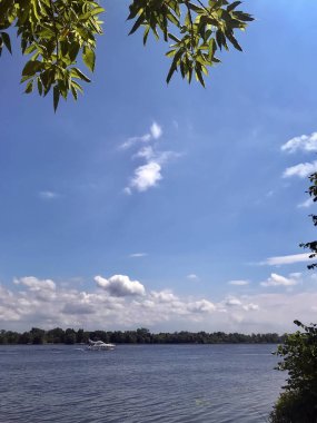 Yaz başlarında nehirde bulutlu sabah