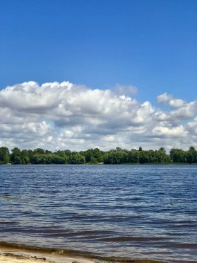 Yaz başlarında nehirde bulutlu sabah