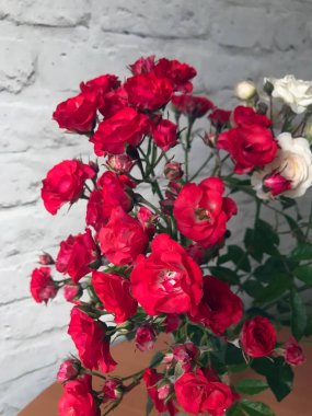 bir masada bir vazo beyaz ve kırmızı güller