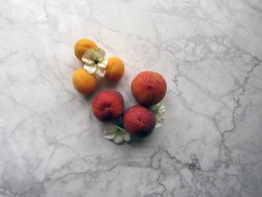 Şeftali ve kayısı güzel masaya yalan