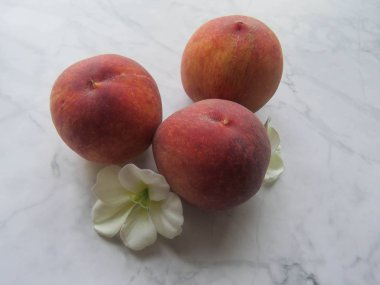 Şeftali ve kayısı güzel masaya yalan