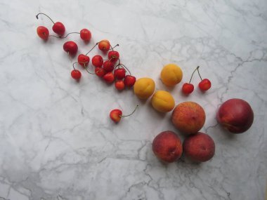 Şeftali, kayısı ve tatlı kiraz güzel masaya yalan