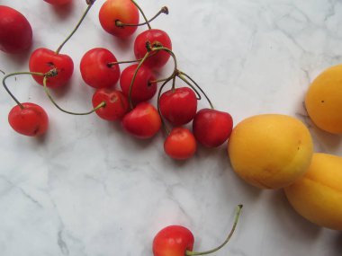 kayısı ve tatlı kiraz güzel masaya yalan
