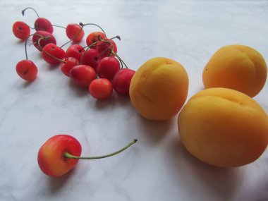 kayısı ve tatlı kiraz güzel masaya yalan