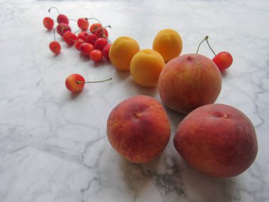 Şeftali, kayısı ve tatlı kiraz güzel masaya yalan