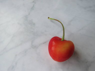 Kırmızı Kiraz güzel bir masada yalan