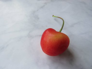 Kırmızı Kiraz güzel bir masada yalan
