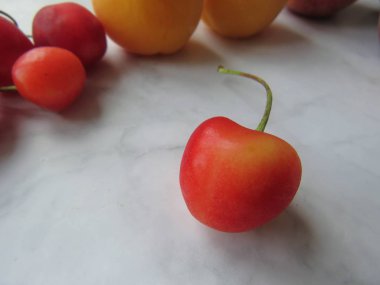Kırmızı Kiraz güzel bir masada yalan