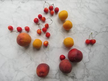 Şeftali, kayısı ve tatlı kiraz güzel masaya yalan