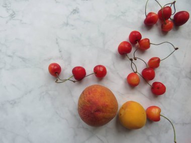 Şeftali, kayısı ve tatlı kiraz güzel masaya yalan