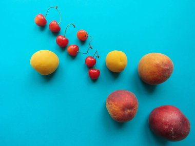 Şeftali, kayısı ve tatlı kiraz güzel masaya yalan