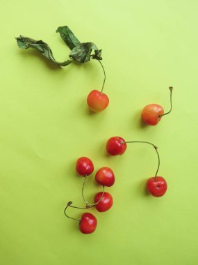 Kırmızı Kiraz, güzel bir sarı masaya yalan