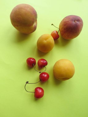 Şeftali, kayısı ve tatlı kiraz güzel masaya yalan