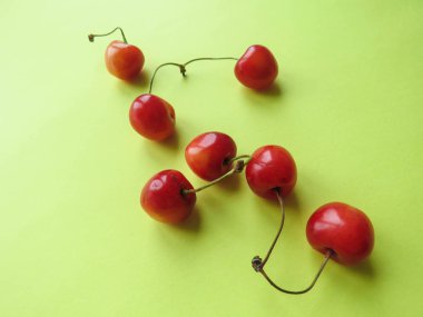 Kırmızı Kiraz, güzel bir sarı masaya yalan