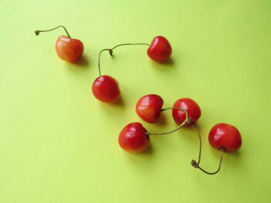 Kırmızı Kiraz, güzel bir sarı masaya yalan