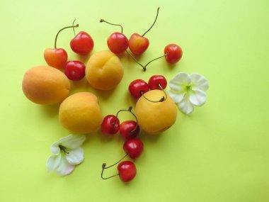 kayısı ve tatlı kiraz güzel masaya yalan