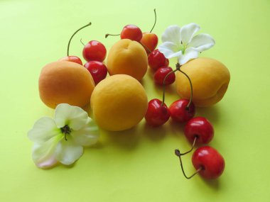 kayısı ve tatlı kiraz güzel masaya yalan