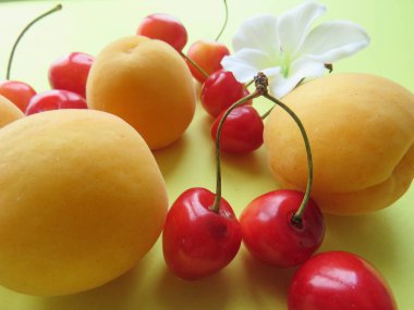 kayısı ve tatlı kiraz güzel masaya yalan