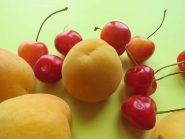 kayısı ve tatlı kiraz güzel masaya yalan