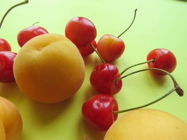 kayısı ve tatlı kiraz güzel masaya yalan