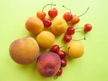 Şeftali, kayısı ve tatlı kiraz güzel masaya yalan