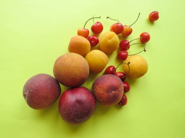 Şeftali, kayısı ve tatlı kiraz güzel masaya yalan