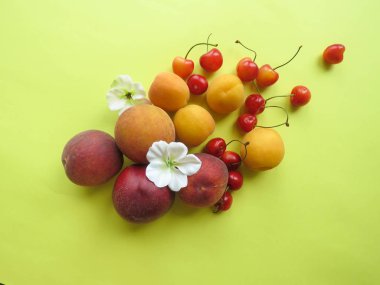 Şeftali, kayısı ve tatlı kiraz güzel masaya yalan