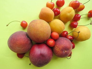 Şeftali, kayısı ve tatlı kiraz güzel masaya yalan