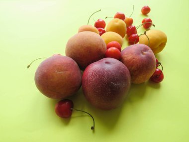 Şeftali, kayısı ve tatlı kiraz güzel masaya yalan