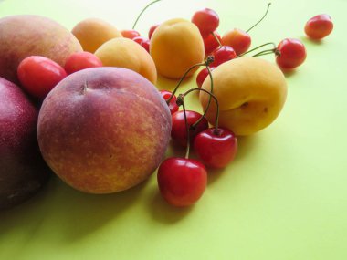 Şeftali, kayısı ve tatlı kiraz güzel masaya yalan