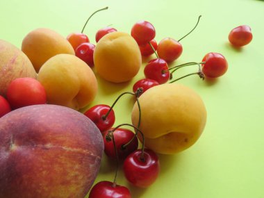 Şeftali, kayısı ve tatlı kiraz güzel masaya yalan