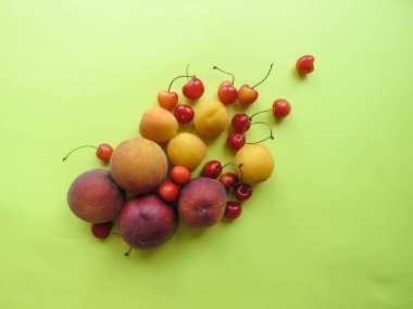 Şeftali, kayısı ve tatlı kiraz güzel masaya yalan