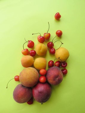 Şeftali, kayısı ve tatlı kiraz güzel masaya yalan